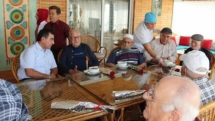 KAYMAKAM ŞAHİNER, HUZUREVİNDEKİ AŞURE GÜNÜNE KATILDI