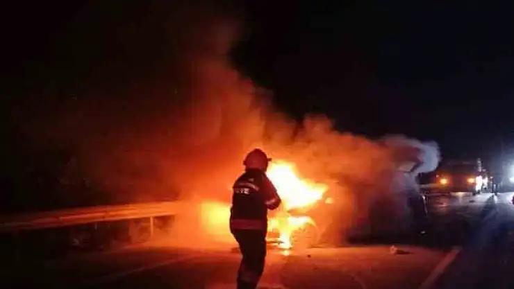 KAZA YAPAN ARAÇ ALEV TOPUNA DÖNDÜ 