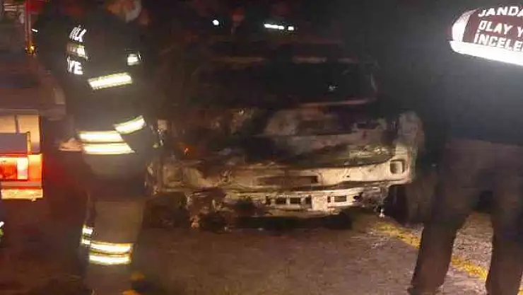 KAZA YAPAN ARAÇTA YANARAK CAN VERDİ