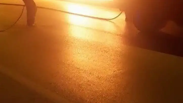 Kaza yaparak alev alan otomobildeki 2 kişi saniyelerle kurtuldu