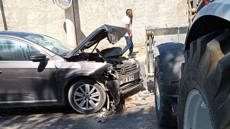 Kepçe otomobile çarptı