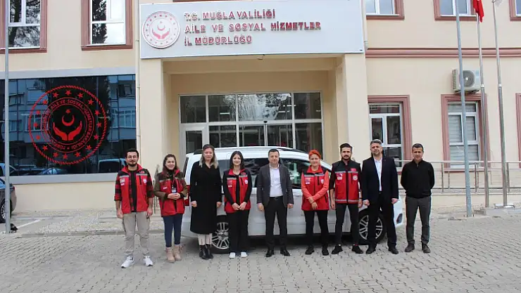 KIRMIZI YELEKLİLER AFET BÖLGESİNDEKİ VATANDAŞLARIN YANINDA OLMAYA DEVAM EDİYOR  