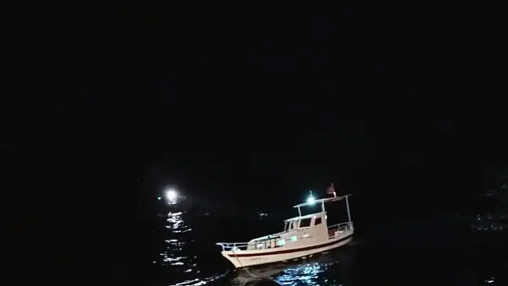 Kıyı Emniyet ekipleri arızalanan tekneyi kurtardı