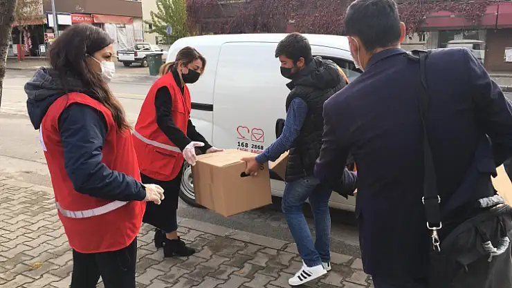 Kızılay Kadın Kolları'ndan yabancı uyruklu öğrencilere gıda yardımı