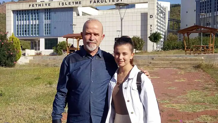 KIZIYLA BERABER AYNI ÜNİVERSİTEDE EĞİTİM GÖRÜYOR