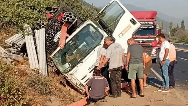 Kontrolden çıkan kamyon şarampole devrildi