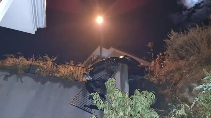 Kontrolden çıkan otomobil, korkuluklara çarparak durdu