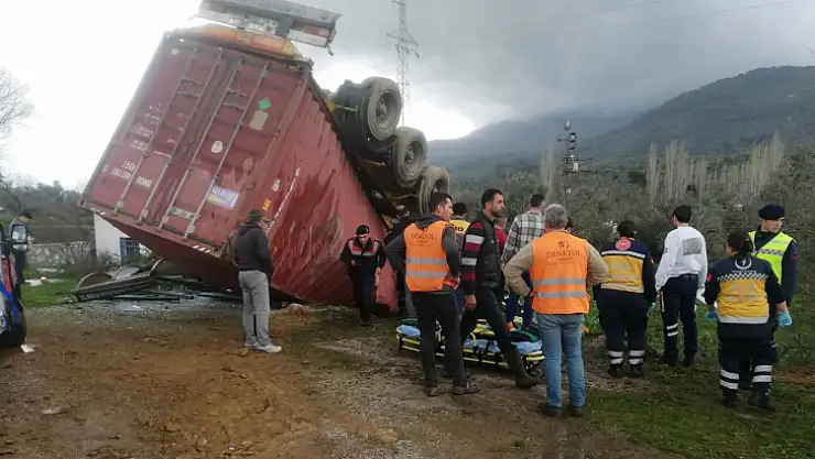 KONTROLDEN ÇIKAN TIR DEVRİLDİ, SÜRÜCÜ ARAÇTA SIKIŞTI