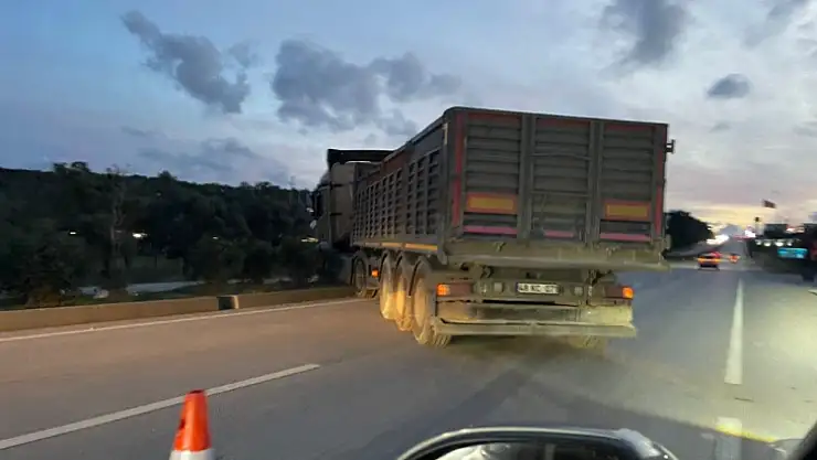 Kontrolden çıkan tır, refüjde asılı kaldı