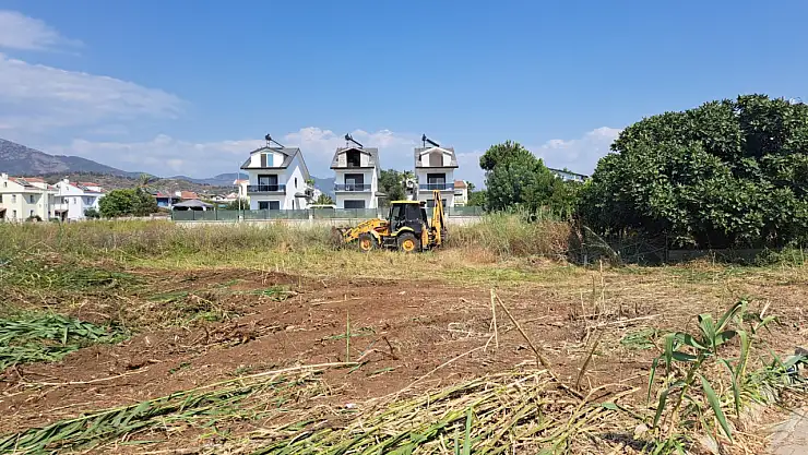 Kontrolsüz ot ve atıklar yangın tehlikesi oluşturuyor