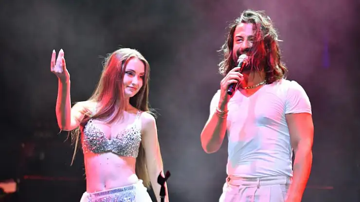 Koray Avcı sahne performansıyla coşturdu