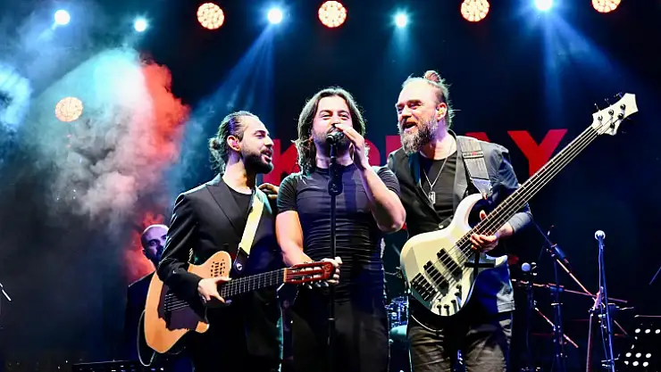 KORAY AVCI SESİYLE BÜYÜLEDİ