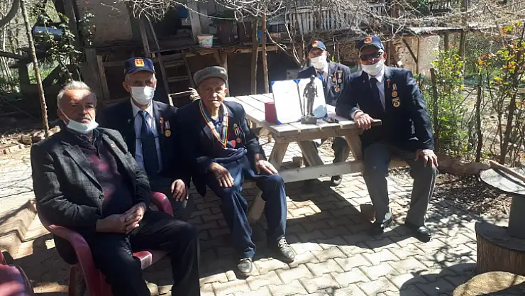 Kore 92 yaşındaki Hünkar dedeye madalyasını ulaştırdı