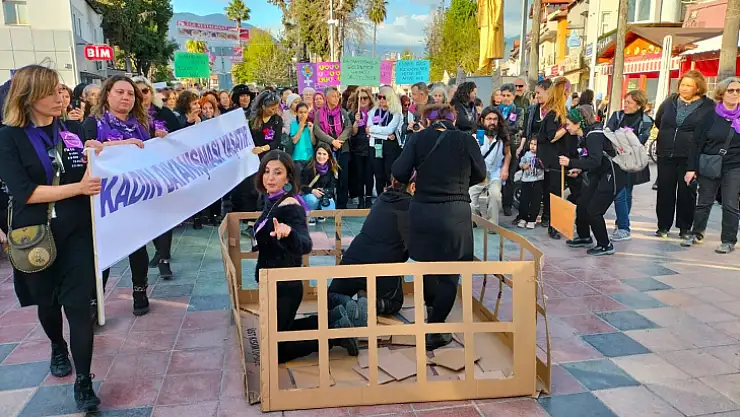 KÖYCEĞİZ'DE KADINLAR GÜNÜ'NDE DAYANIŞMA ZİNCİRİ OLUŞTURULDU