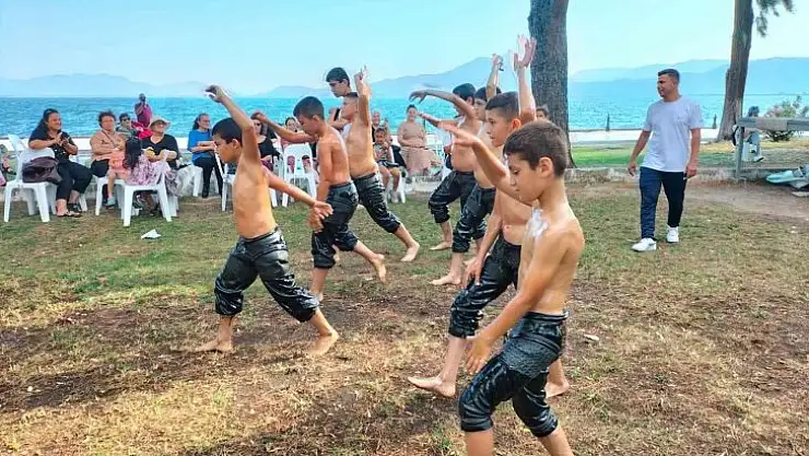 Köyceğiz'de minik pehlivanlar güreş tuttu