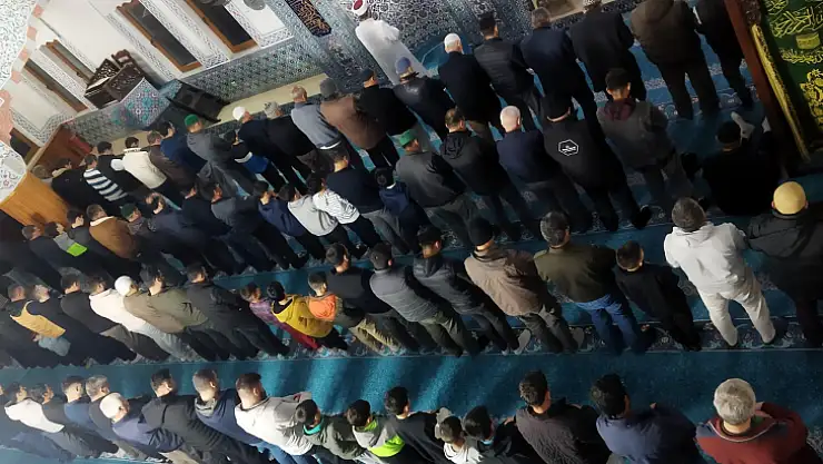 Köyceğiz'de Miraç Kandili'nde Camiler Doldu