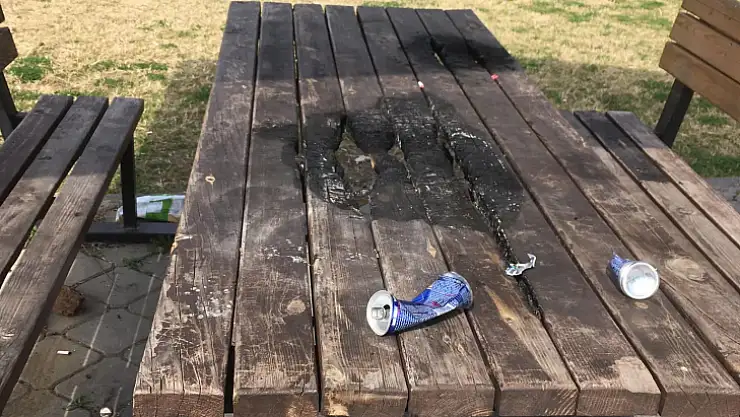 KÖYCEĞİZ'DE PARKTA BULUNAN MASA KİMLİĞİ BELİRSİZ KİŞİLER TARAFINDAN YAKILDI