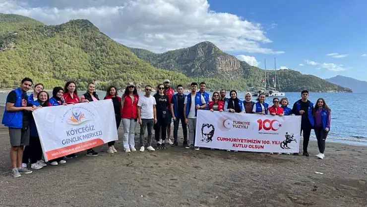 Köyceğiz Gençlik Merkezi gönüllüleri Ekincik sahilinde temizlik yaptı