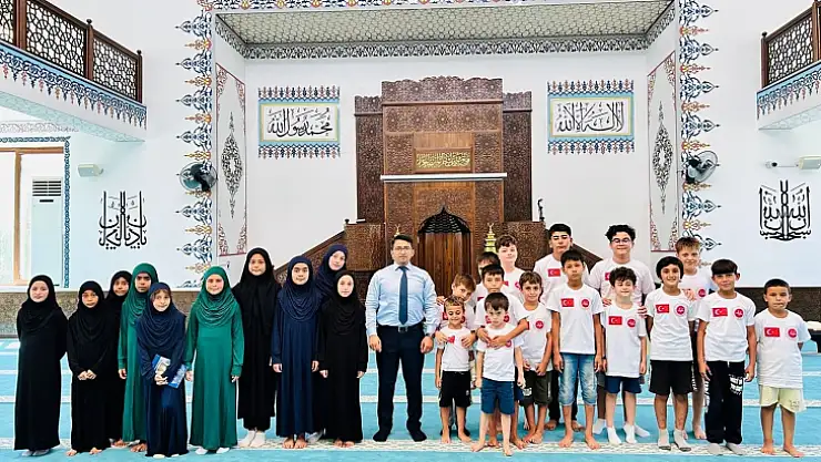 Kur'an-ı Kerime Geçen Öğrencilere Elbise ve Tişört Hediye Edildi