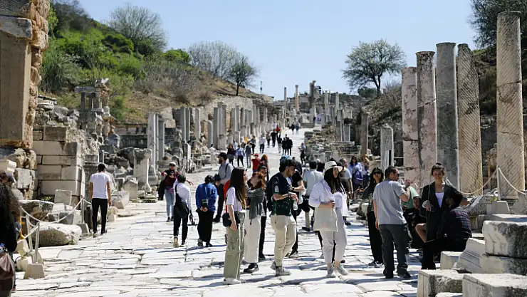 KÜTÜPHANELER HAFTASINDA CELSUS KÜTÜPHANESİ'NE ZİYARET