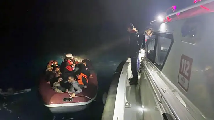 Lastik Bot İçerisinde 19 Düzensiz Göçmen Yakalandı