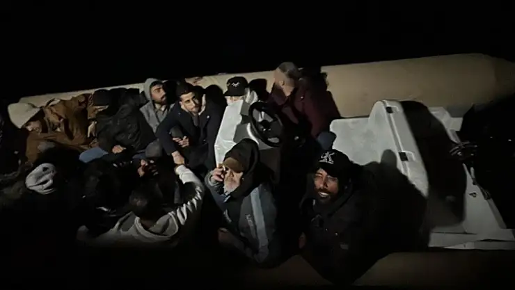 Lastik bot içerisindeki 14 düzensiz göçmen yakalandı