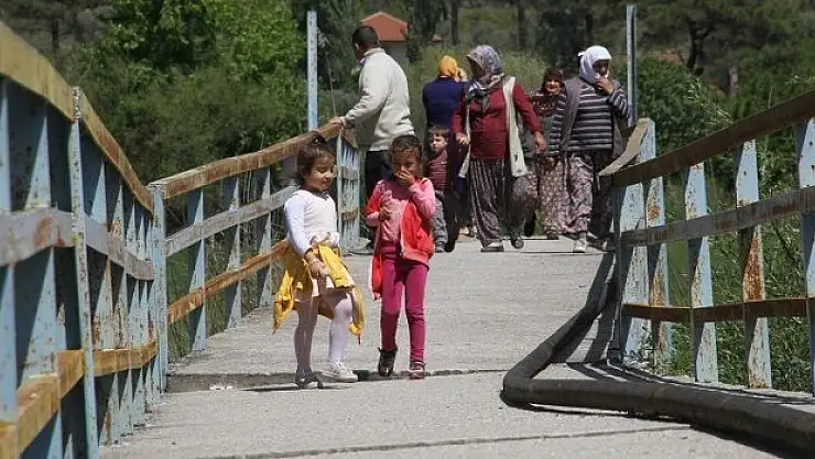 Mahalle halkının köprü isyanı  'Sırat Köprüsü'nden geçiyoruz'