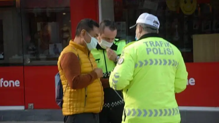 Malezyalı turiste polisler yardım etti