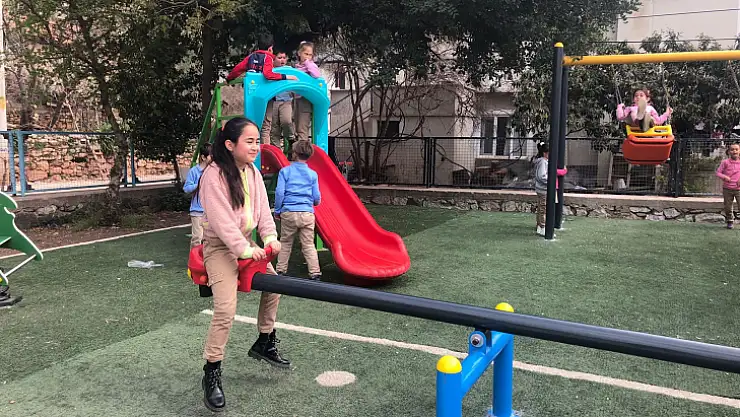 MARMARİS BELEDİYESİ OKUL BAHÇELERİNE ÇOCUK PARKI YAPIMINI SÜRDÜRÜYOR