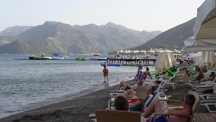 Marmaris'te 47 derece sıcağı gören kendini denize attı