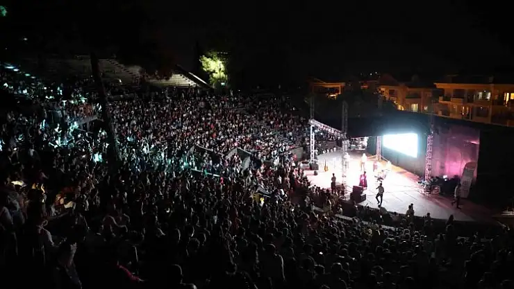 Marmaris'te binlerce çocuk hep birlikte şarkılar söyleyip doyasıya eğlendi