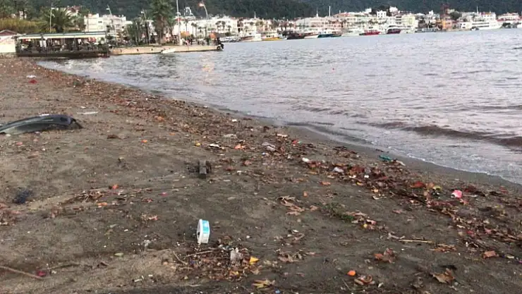 Marmaris'te etkili olan sağanağın ardından sahil çöple doldu