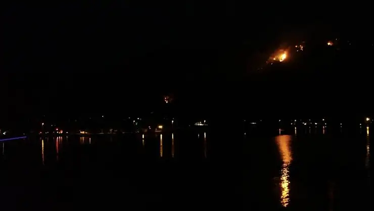 Marmaris'te gece devam eden yangın havadan görüntülendi