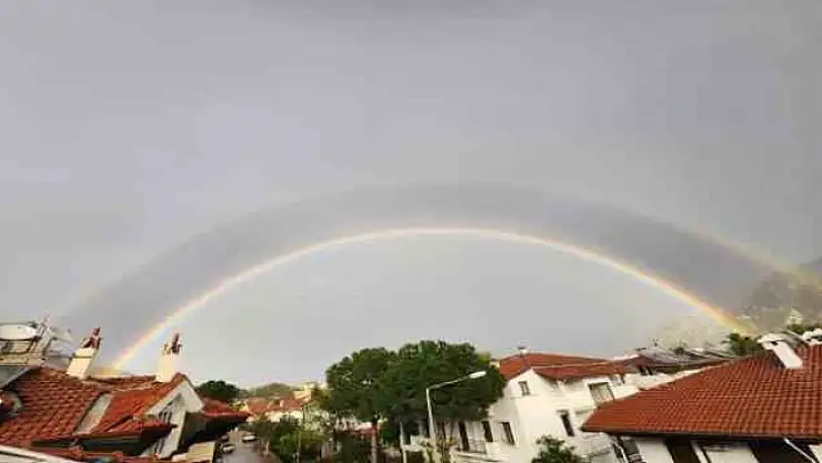 MARMARİS'TE GÖKKUŞAĞI GÖKYÜZÜNÜ RENKLENDİRDİ