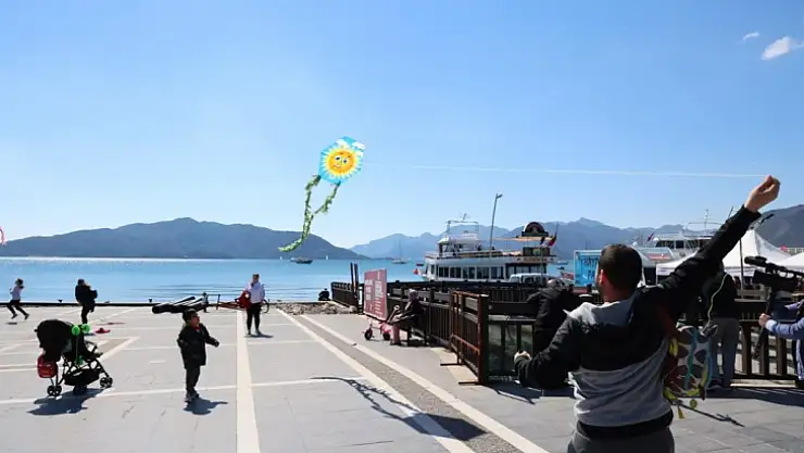 MARMARİS'TE GÖKYÜZÜ RENGARENK OLDU