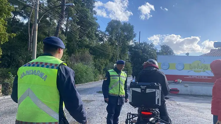 Marmaris'te jandarma trafik denetimlerine hız kesmeden devam ediyor