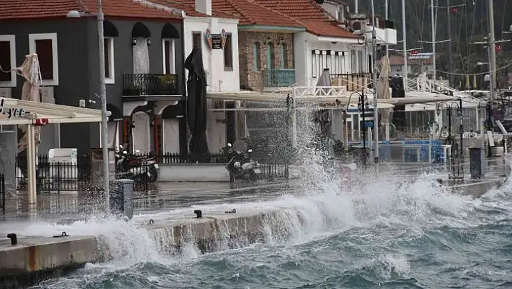 Marmaris'te şiddetli rüzgar hayatı olumsuz etkiledi