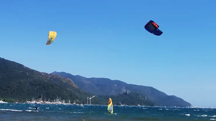 MARMARİS'TE SÖRFÇÜLER RENKLİ GÖRÜNTÜLER OLUŞTURDU