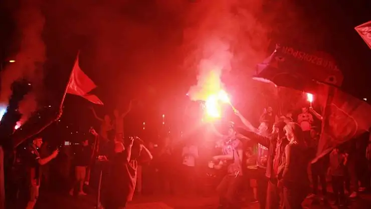 MARMARİS'TE TRABZONSPOR ŞAMPİYONLUĞU KONVOYLAR VE MEŞALELER İLE KUTLANDI