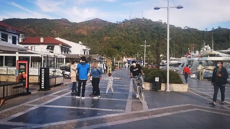 Marmaris'te vatandaşlar güzel havanın keyfini sürüyor