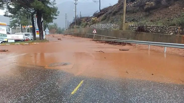 Marmaris'te yollar göle döndü, bazı evleri su bastı
