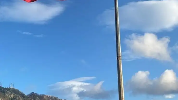 Marmarisli vatandaşlar yanan tepeye Türk Bayrağı dikti