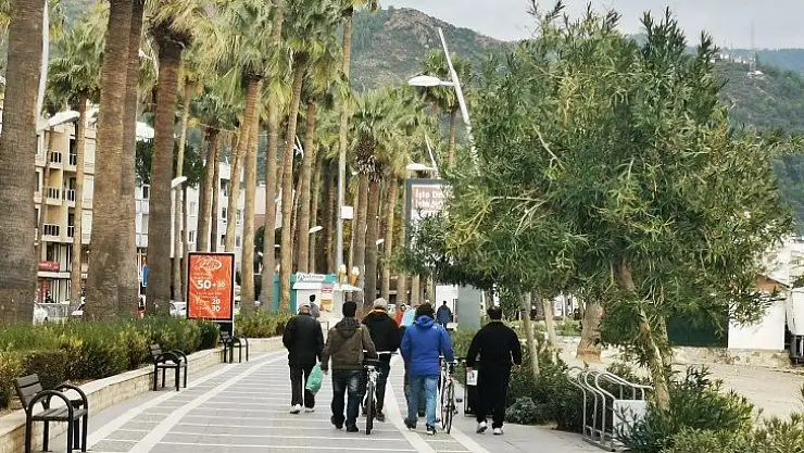 Marmarisliler 56 saatlik kısıtlama öncesi açık havada yürüyüş yaptı