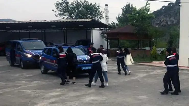 Masaj Salonlarına Fuhuş Operasyonunda 8 Şüpheli Gözaltına Alındı