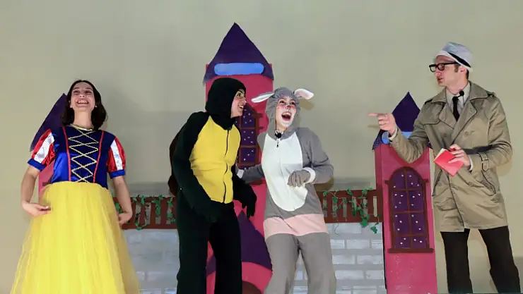 MENTEŞE BELEDİYE TİYATROSU ÇOCUKLARIN YÜZÜNÜ GÜLDÜRDÜ