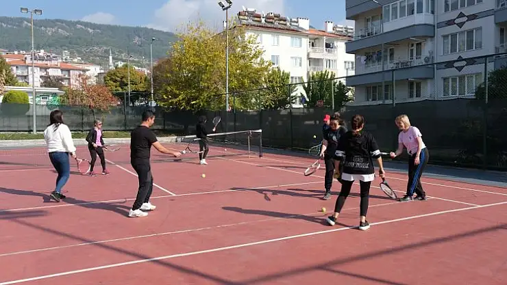 Menteşe Belediyesi'nden Ev Hanımlarına Ücretsiz Tenis Kursu
