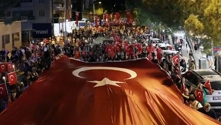 Menteşe'de 30 Ağustos coşkusu Manga konseri ve fener alayı ile taçlandı