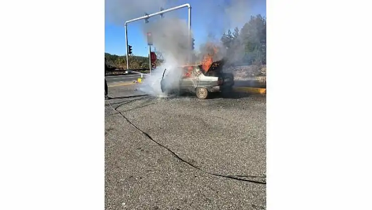 MENTEŞE'DE ARAÇ YANGINI