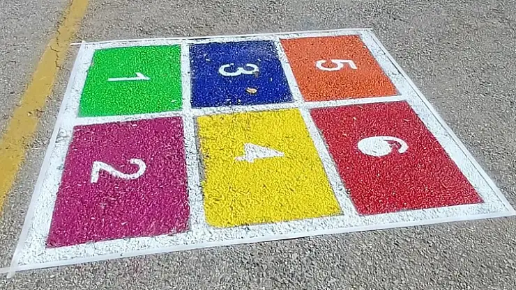 Menteşe'de okul bahçelerine geleneksel çocuk oyun alanları çizildi