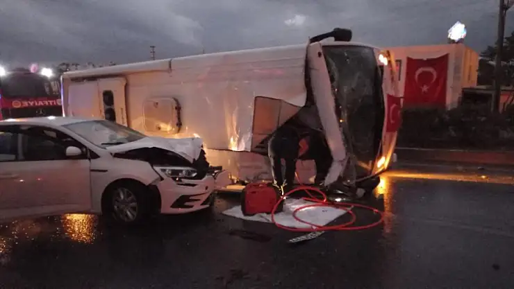 Midibüs karşı şeride geçti, 4 yaralı